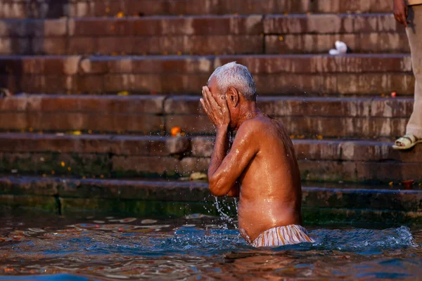 Starý Muž Nalévá Vodu Stříbrné Nádoby Ganges Rivers Posvátných Vodách — Stock fotografie