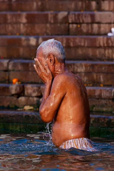 Vecchio Che Lava Nelle Acque Sacre Del Fiume Gange Varanasi — Foto Stock