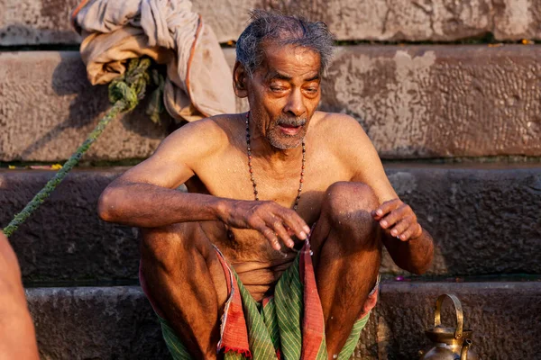 Ganj Nehri Nin Kıyısında Oturan Yaşlı Adam Varanasi Hindistan — Stok fotoğraf