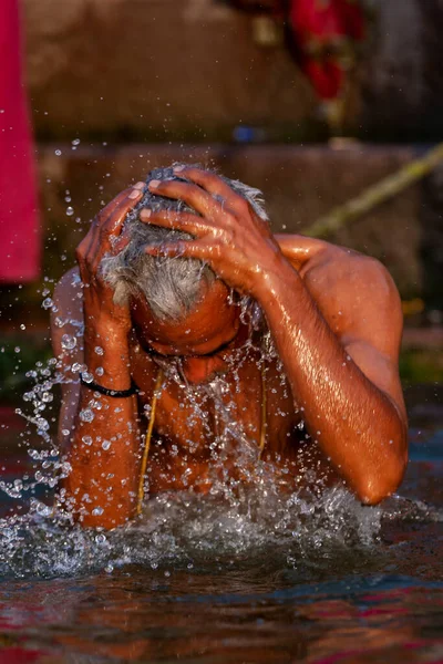 Vecchio Che Lava Nelle Acque Sacre Del Fiume Gange Varanasi — Foto Stock