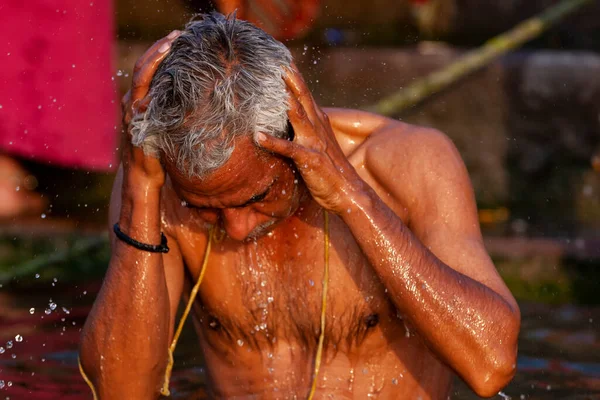 Ganj Nehri Nin Kutsal Sularında Yıkanan Yaşlı Bir Adam Varanasi — Stok fotoğraf