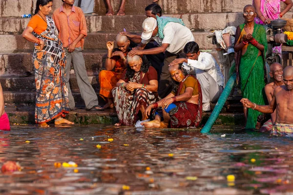 Män Rakar Kvinnors Huvuden Och Sitter Bredvid Ganges Rivers Heliga — Stockfoto