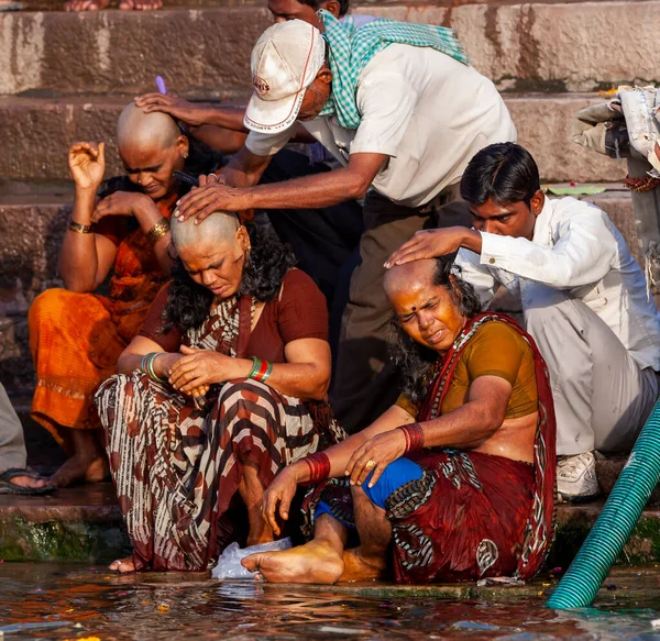 Män Rakar Kvinnors Huvuden Och Sitter Bredvid Ganges Rivers Heliga — Stockfoto