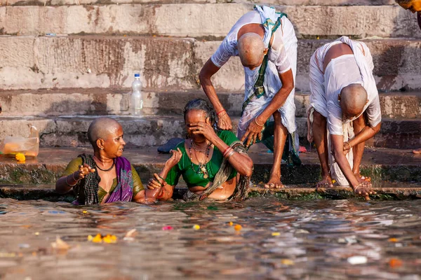 Kel Kadınlar Ganj Nehri Nin Kutsal Sularında Yıkanırlar Varanasi Hindistan — Stok fotoğraf