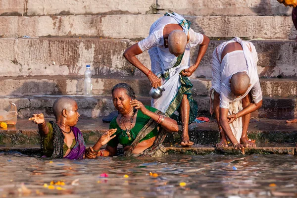 Les Femmes Chauves Baignent Rituellement Dans Les Eaux Sacrées Gange — Photo
