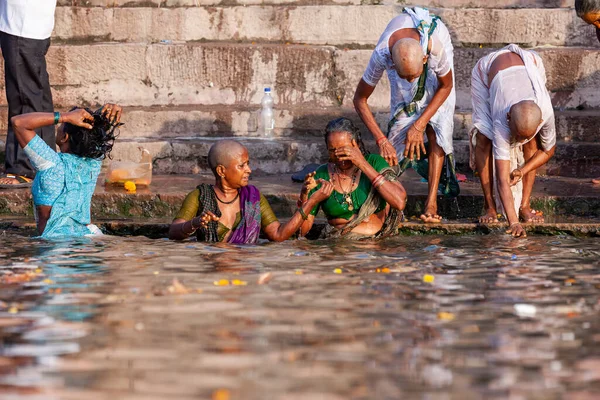 Skalliga Kvinnorna Badar Rituellt Ganges Rivers Heliga Vatten Varanasi Indien — Stockfoto