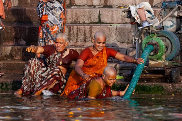 Skalliga Kvinnorna Badar Rituellt Ganges Rivers Heliga Vatten Varanasi Indien — Stockfoto