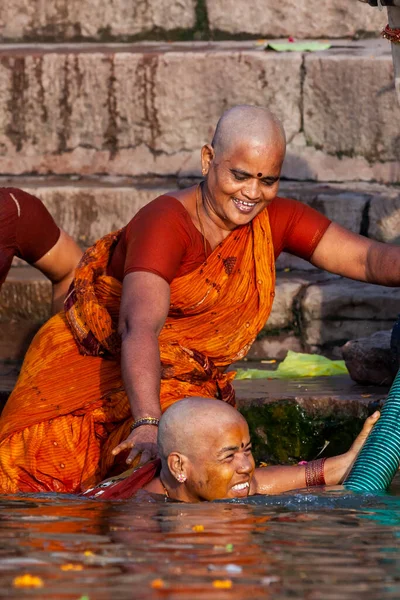 カラフルな服を着て大胆な女性は 実際にガンジス川の神聖な水で自分自身を入浴 インドのバラナシ — ストック写真