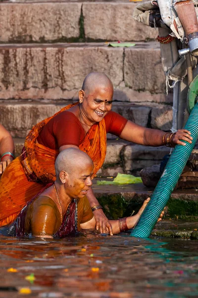 Les Femmes Chauves Baignent Rituellement Dans Les Eaux Sacrées Gange — Photo
