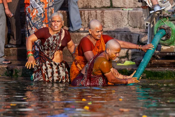 Skalliga Kvinnorna Badar Rituellt Ganges Rivers Heliga Vatten Varanasi Indien — Stockfoto