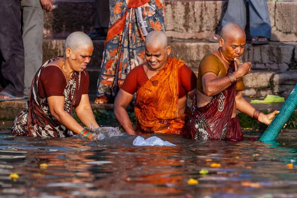 Donne Calve Bagnano Ritualmente Nelle Acque Sacre Del Fiume Gange — Foto Stock