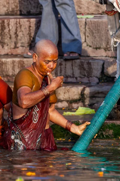 Skalliga Kvinnorna Badar Rituellt Ganges Rivers Heliga Vatten Varanasi Indien — Stockfoto