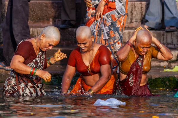 カラフルな服を着て大胆な女性は 実際にガンジス川の神聖な水で自分自身を入浴 インドのバラナシ — ストック写真