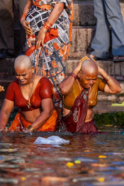 Skalliga Kvinnor Färgglada Kläder Badar Rituellt Sig Ganges Rivers Heliga — Stockfoto