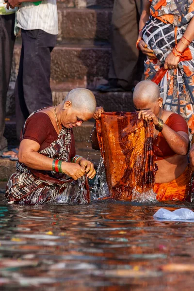 Donne Calve Bagnano Ritualmente Nelle Acque Sacre Del Fiume Gange — Foto Stock