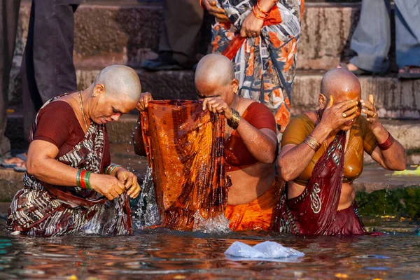 穏やかな女性は 儀式的にガンジス川の神聖な水で自分自身を入浴 インドのバラナシ — ストック写真