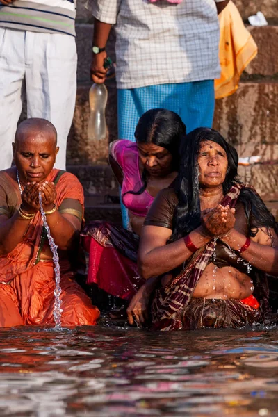 女性は実際にガンジス川の神聖な水で自分自身を入浴 インドのバラナシ — ストック写真