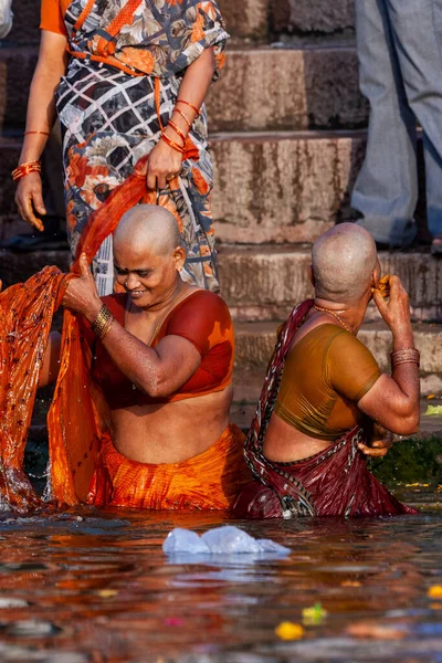 Skalliga Kvinnorna Badar Rituellt Ganges Rivers Heliga Vatten Varanasi Indien — Stockfoto