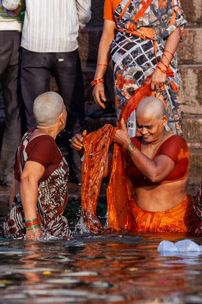 Skalliga Kvinnorna Badar Rituellt Ganges Rivers Heliga Vatten Varanasi Indien — Stockfoto