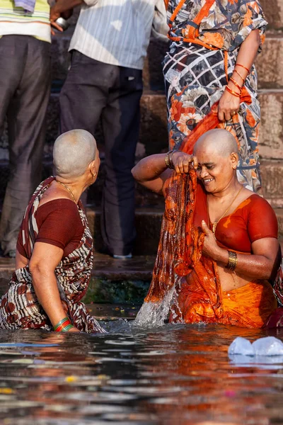 Leende Skalliga Kvinnor Badar Sig Rituellt Ganges Rivers Heliga Vatten — Stockfoto