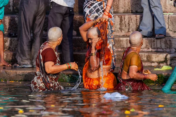 Skalliga Kvinnorna Badar Rituellt Ganges Rivers Heliga Vatten Varanasi Indien — Stockfoto