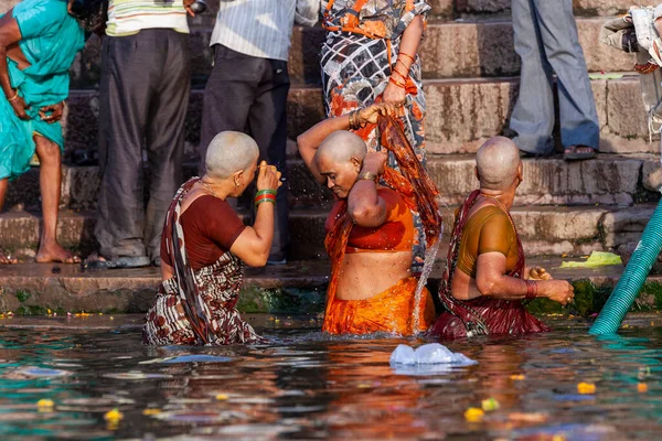 Les Femmes Chauves Baignent Rituellement Dans Les Eaux Sacrées Gange — Photo