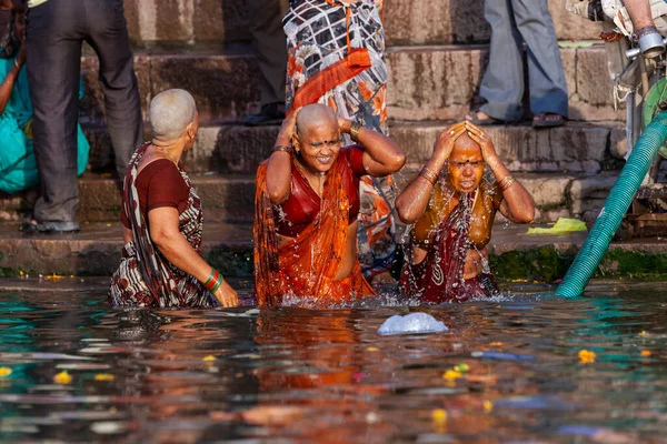 実際にガンジス川の聖水で自分自身を入浴はげ女性笑顔 インドのバラナシ — ストック写真
