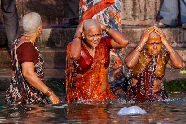 実際にガンジス川の聖水で自分自身を入浴はげ女性笑顔 インドのバラナシ — ストック写真