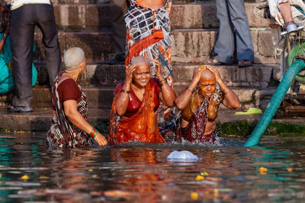 実際にガンジス川の聖水で自分自身を入浴はげ女性笑顔 インドのバラナシ — ストック写真