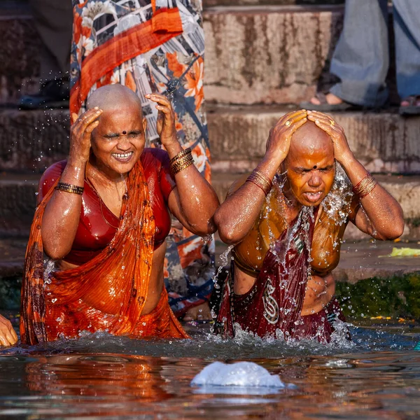 Leende Skalliga Kvinnor Badar Sig Rituellt Ganges Rivers Heliga Vatten — Stockfoto