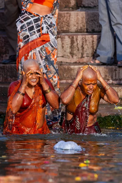 実際にガンジス川の聖水で自分自身を入浴はげ女性笑顔 インドのバラナシ — ストック写真