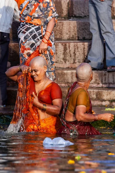 Leende Skalliga Kvinnor Badar Sig Rituellt Ganges Rivers Heliga Vatten — Stockfoto