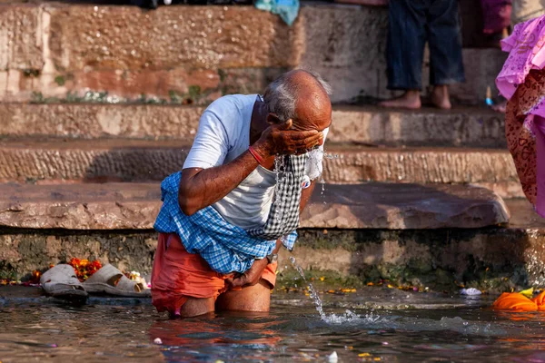 Vecchio Che Lava Beve Acque Sacre Del Fiume Gange Varanasi — Foto Stock