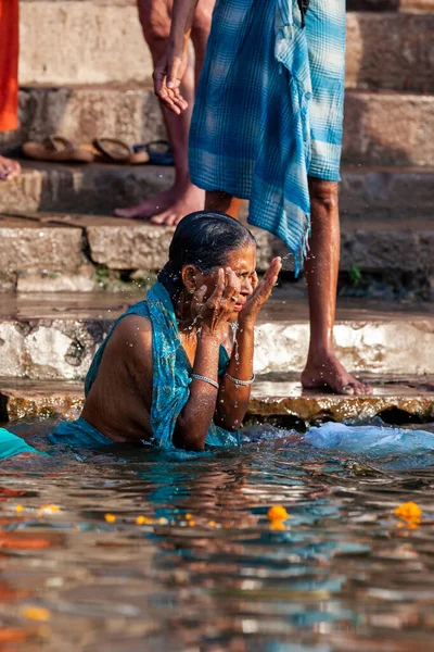 青い服の熟女は ガンジス川の神聖な水に入浴します インドのバラナシ — ストック写真