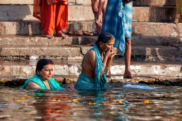 Mogna Kvinnor Blå Kläder Badar Ganges Rivers Heliga Vatten Varanasi — Stockfoto