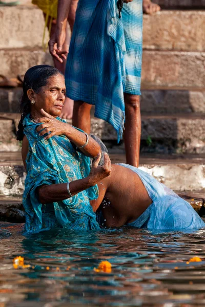 青い服を着た熟女たちがガンジス川の聖水に浸かっている インドのバラナシ — ストック写真