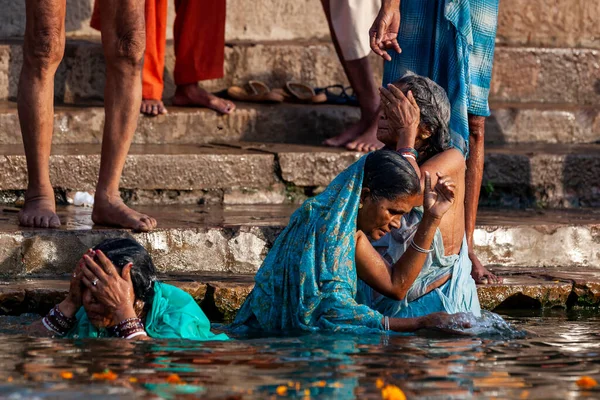 青い服を着た熟女たちがガンジス川の聖水に浸かっている インドのバラナシ — ストック写真