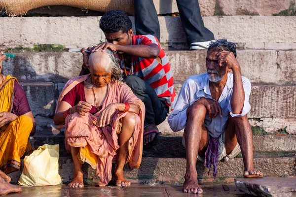 Ung Man Rakar Gamla Kvinnans Huvud Och Sitter Bredvid Ganges — Stockfoto