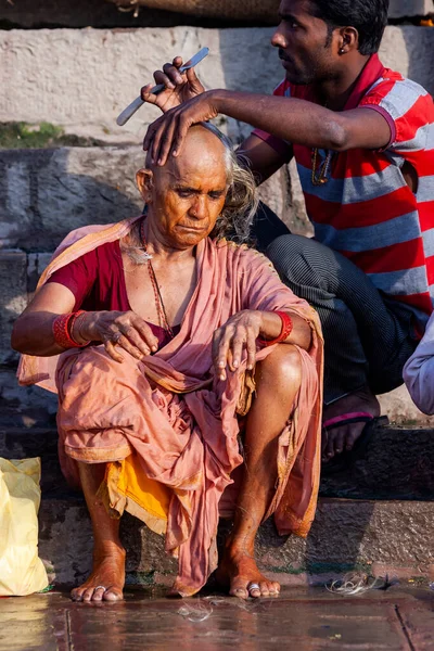 Genç Adam Yaşlı Kadının Kafasını Tıraş Ediyor Ganj Nehri Nin — Stok fotoğraf