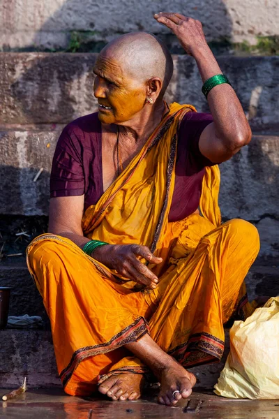 Sarı Yüzlü Kel Bir Kadın Oturuyor Başka Tarafa Bakıyor Varanasi — Stok fotoğraf