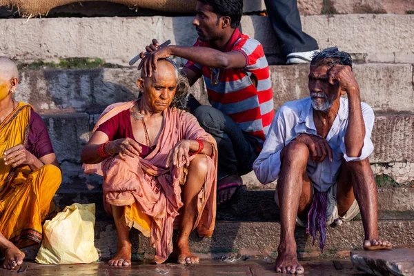 Ung Man Rakar Gamla Kvinnans Huvud Och Man Sitter Bredvid — Stockfoto