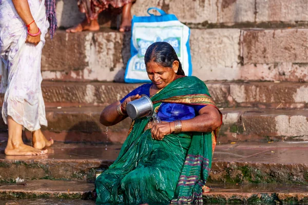 Oidentifierad Kvinna Grön Sari Tvättar Sig Från Silverburk Med Vatten — Stockfoto