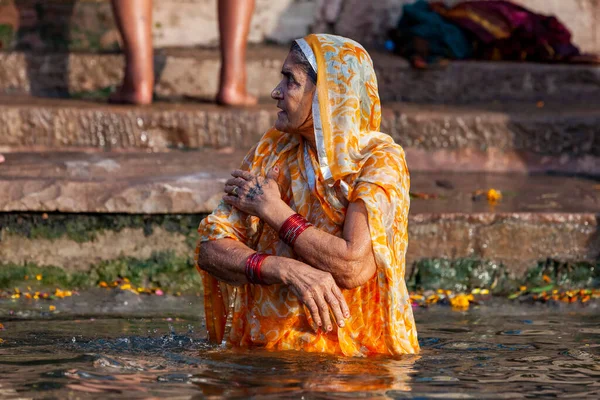 Gammal Dam Gul Sari Stående Heligt Vatten Ganges River Varanasi — Stockfoto