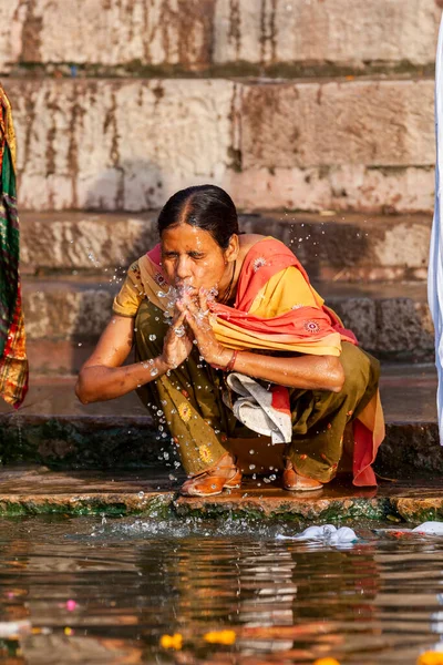 Kvinna Färgglada Kläder Tvätta Ansiktet Med Vatten Ganges Floden Varanasi — Stockfoto