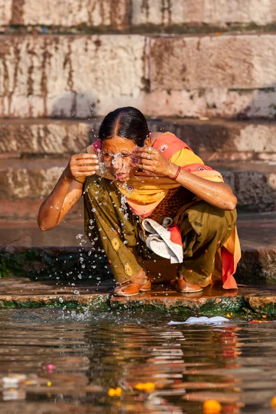 Kvinna Färgglada Kläder Tvätta Ansiktet Med Vatten Ganges Floden Varanasi — Stockfoto