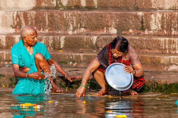 Två Kvinnor Som Sitter Vid Floden Ganges Varanasi Indien — Stockfoto