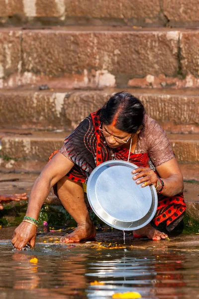 Frau Wäscht Silberteller Ganges Varanasi Indien — Stockfoto