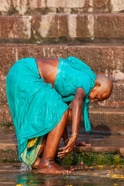 明るい青の服の女性ガンジス川で彼女の足を洗う インドのバラナシ — ストック写真