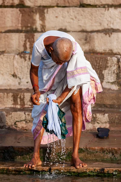 Vieille Dame Blanc Qui Lave Ses Vêtements Ganges River Varanasi — Photo