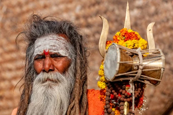Портрет Бородатого Садху Раскрашенным Лбом Ритуальным Барабаном — стоковое фото